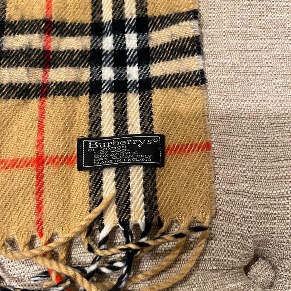 Authentic Burberrys scarf (Unisex) - Picture 6 of 6
